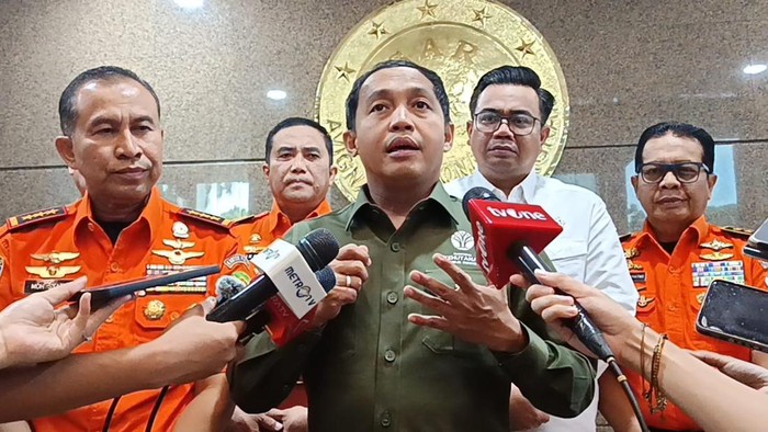 Menteri Kehutanan Raja Juli (tengah)-(Taufiq/detikcom) Menteri Kehutanan Raja Juli (tengah)-(Taufiq/detikcom)