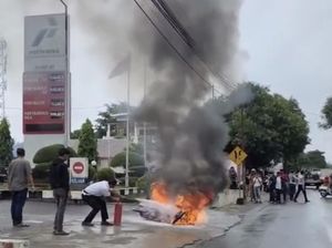 Motor Terbakar Usai Isi BBM di SPBU Bone gegara Pemilik Ngebut Lalu Jatuh Motor Terbakar Usai Isi BBM di SPBU Bone gegara Pemilik Ngebut Lalu Jatuh
