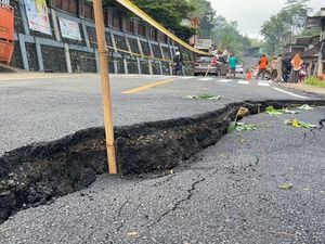 Jalan Nasional Trenggalek-Panggul Amblas di Sejumlah Titik Jalan Nasional Trenggalek-Panggul Amblas di Sejumlah Titik