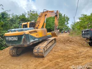 Warga Sekotong Lombok Barat Patungan Perbaiki Jalan Rusak 6 Km Warga Sekotong Lombok Barat Patungan Perbaiki Jalan Rusak 6 Km