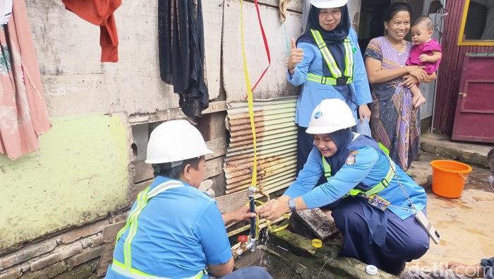 Petugas PDAM Makassar memasang sambungan air gratis di Kampung Berua Tamalate.