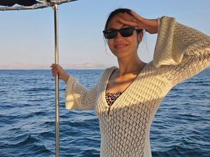 Pevita Pearce Asyik Berlayar Naik Yacht Bareng Suami