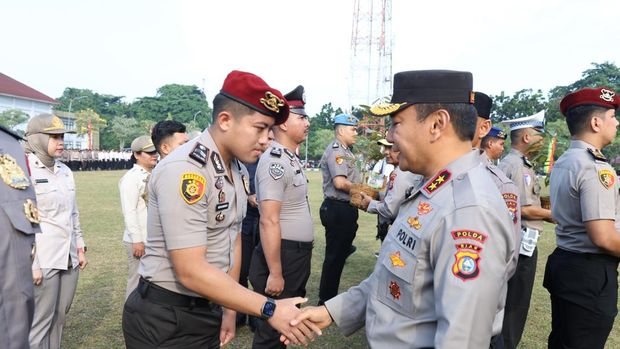 Polda Riau menggelar upacara peningkatan pangkat periode 1 Juli 2025 menjelang Hari Bhayangkara ke-79. Upacara dipimpin Kapolda Riau Irjen Herry Heryawan, di Mapolda Riau, Senin (30/6/2025).