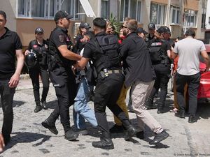 Polisi Turki Bubarkan Parade LGBTQ+, Puluhan Orang Ditangkap Polisi Turki Bubarkan Parade LGBTQ+, Puluhan Orang Ditangkap