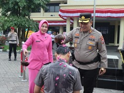 Tradisi Siraman Kembang Warnai Kenaikan Pangkat 80 Polisi Nganjuk
