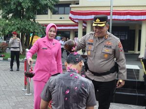 Tradisi Siraman Kembang Warnai Kenaikan Pangkat 80 Polisi Nganjuk Tradisi Siraman Kembang Warnai Kenaikan Pangkat 80 Polisi Nganjuk