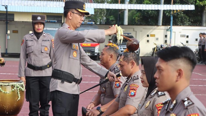 Kapolres AKBP Ridwan Maliki melaksanakan siraman bunga pada anggota pada rangkaian upacara peningkatan pangkat