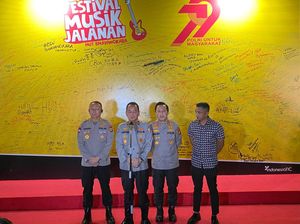 Polri Gandeng Puluhan Musisi Jalanan Hibur Masyarakat di HUT Bhayangkara Polri Gandeng Puluhan Musisi Jalanan Hibur Masyarakat di HUT Bhayangkara