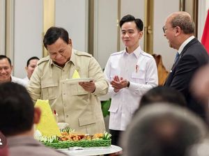 Prabowo Potong Tumpeng Saat Resmikan Kantor Danantara, Ditemani Gibran-Rosan