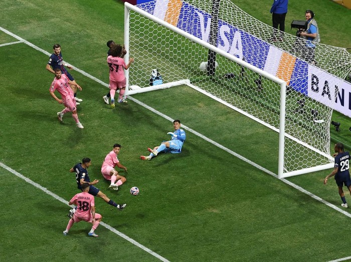 Soccer Football - FIFA Club World Cup - Round of 16 - Paris St Germain v Inter Miami CF - Mercedes-Benz Stadium, Atlanta, Georgia, U.S. - June 29, 2025 Paris St Germain's Achraf Hakimi scores their fourth goal REUTERS/Amanda Perobelli