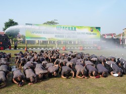Ritual Siram Air Ratusan Personel Polda Riau Saat Naik Pangkat