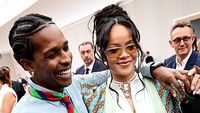 Rihanna Pakai Choker Mutiara Rp 1 M di Show Dior Perdana Jonathan Anderson