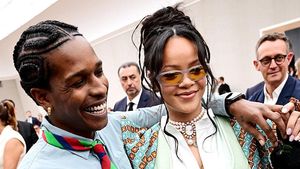 Rihanna Pakai Choker Mutiara Rp 1 M di Show Dior Perdana Jonathan Anderson