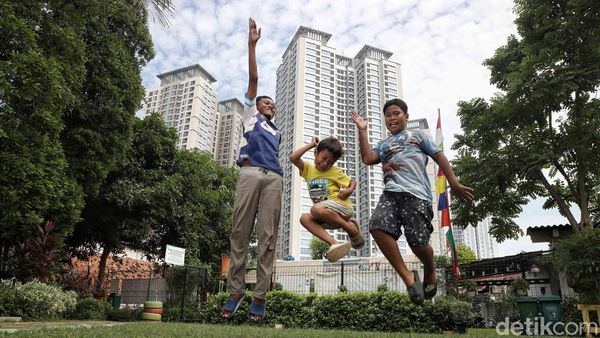 Riuh Tawa Anak-anak Hiasi Gang Sempit Sunter Agung