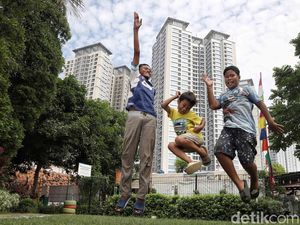 Riuh Tawa Anak-anak Hiasi Gang Sempit Sunter Agung