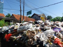 Gunungan Sampah di Perbatasan Cirebon Buat Resah Warga