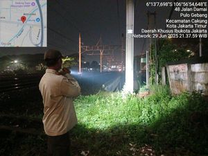 Satpol PP Cek Dugaan Prostitusi Tembok Bolong Jatinegara, Amankan 3 Wanita Satpol PP Cek Dugaan Prostitusi Tembok Bolong Jatinegara, Amankan 3 Wanita