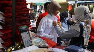 Seragam Sekolah Mulai Diburu Jelang Tahun Ajaran Baru