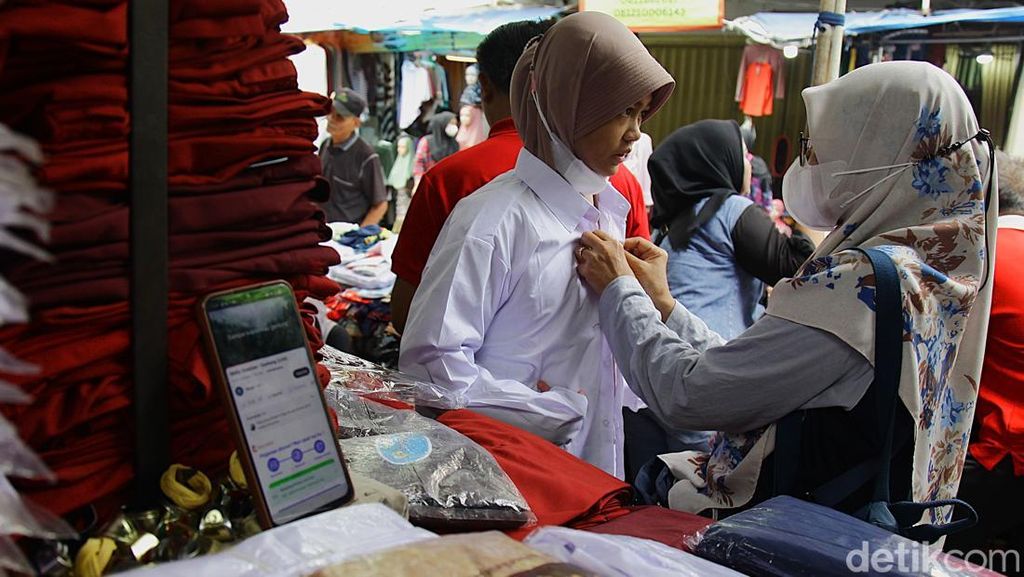 Seragam Sekolah Mulai Diburu Jelang Tahun Ajaran Baru Seragam Sekolah Mulai Diburu Jelang Tahun Ajaran Baru