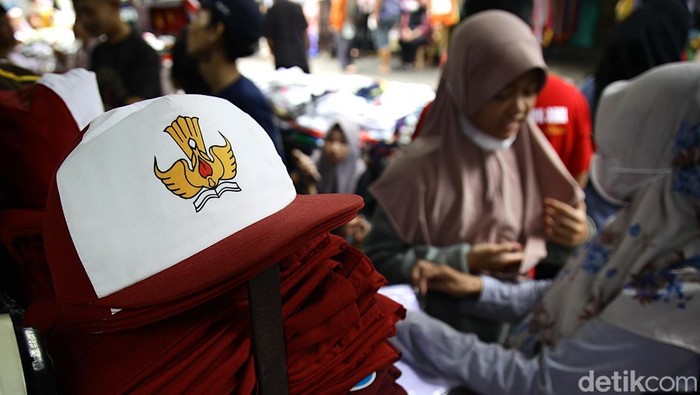 Menjelang tahun aliran 2025/2026, warga mulai mengejar-ngejar  peralatan sekolah. Pasar Jatinegara jadi salah satu tujuan utama belanja seragam.