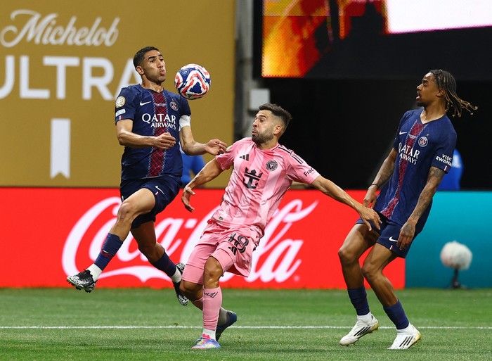 SOCCER-CLUB-PSG-MIA/ Soccer Football - FIFA Club World Cup - Round of 16 - Paris St Germain v Inter Miami CF - Mercedes-Benz Stadium, Atlanta, Georgia, U.S. - June 29, 2025 Paris St Germains Achraf Hakimi in action with Inter Miami CFs Jordi Alba REUTERS/Kai Pfaffenbach