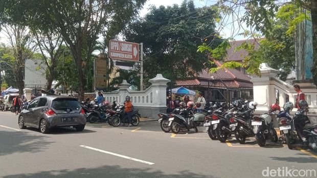 Suasana antrean parkir di UPPD Klaten meluber ke jalan, Senin (30/6/2025) siang.