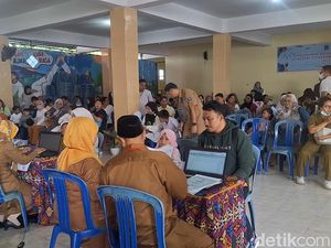 SPMB Jalur Domisili Dibuka, Orang Tua Rela Antre Sejak Subuh di Mataram SPMB Jalur Domisili Dibuka, Orang Tua Rela Antre Sejak Subuh di Mataram