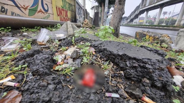 Temuan kondom hingga botol minuman keras di tembok bolong Jatinegara