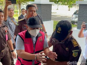Sempat Mangkir, Sekdin PUPR Perkim Kota Mojokerto Akhirnya Ditahan Sempat Mangkir, Sekdin PUPR Perkim Kota Mojokerto Akhirnya Ditahan
