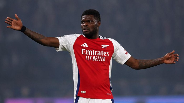 PARIS, FRANCE - MAY 7: Thomas Partey of Arsenal pointing during the UEFA Champions League 2024/25 Semi Final Second Leg match between Paris Saint-Germain and Arsenal FC at Parc des Princes on May 7, 2025 in Paris, France. (Photo by Neal Simpson/Sportsphoto/Allstar via Getty Images)