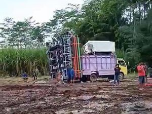 Video: Terjebak Lumpur, Puluhan Truk Sound Horeg Dievakuasi Pakai Alat Berat Video: Terjebak Lumpur, Puluhan Truk Sound Horeg Dievakuasi Pakai Alat Berat