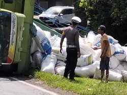 Truk Muat Dedak Terguling di Jalur Amlapura-Denpasar