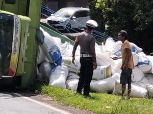 Truk Muat Dedak Terguling di Jalur Amlapura-Denpasar Truk Muat Dedak Terguling di Jalur Amlapura-Denpasar