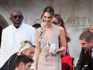 6 Gaya Pacar Leonardo DiCaprio Pakai Gaun Transparan di Pernikahan Jeff Bezos