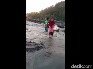 Warga di Lumajang Terjang Banjir Lahar Semeru Demi Belanja Kebutuhan Pokok Warga di Lumajang Terjang Banjir Lahar Semeru Demi Belanja Kebutuhan Pokok