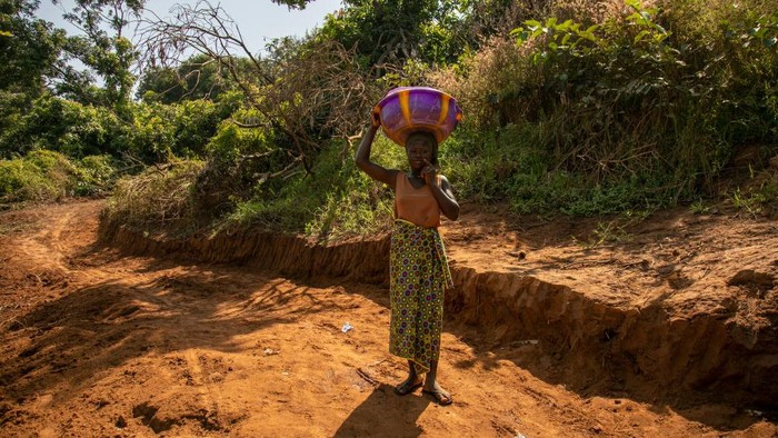 10 Negara dengan Suhu Paling Panas di Dunia BALLTILAYE, SENEGAL - NOVEMBER 17: A woman waits for the canoe to cross the Gambia River on November 17, 2023 in Balltilaye, Senegal. In the Kédougou region, where 98% of the countrys mines are concentrated. The NGO Acción Senegal was founded in 2009 with the aim of promoting social, health and infrastructure development projects in the country.(Photo by Manuel Medir/Getty Images)