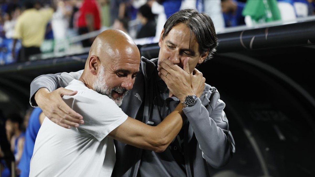 Simone Inzaghi (kanan) akhirnya bisa mengalahkan Pep Guardiola di pertemuan ketiga, menyusul kemenangan Al Hilal atas Manchester City 4-3. (Foto: Getty Images/Richard Sellers/Allstar)