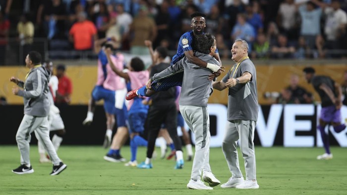 ORLANDO, FLORIDA - JUNE 30: Simone Inzaghi, Head Coach of Al Hilal, embraces Hamad Alyami #88 after their sides fourth goal during the FIFA Club World Cup 2025 round of 16 match between Manchester City and Al-Hilal at Camping World Stadium on June 30, 2025 in Orlando, Florida. (Photo by Francois Nel/Getty Images)