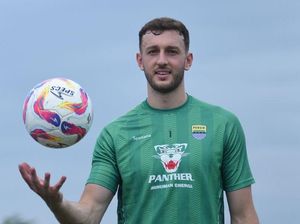 Kiper Baru Persib Adam Przybek Jalani Latihan Perdana Kiper Baru Persib Adam Przybek Jalani Latihan Perdana