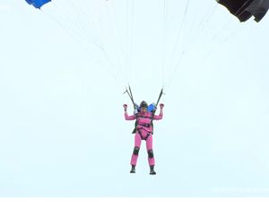 Meriahkan Hari Bhayangkara Ke-79, 2 Bhayangkari Terjun Payung di Monas