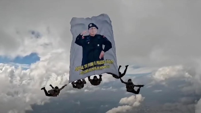 Atraksi penerjun Polisi Republik Indonesia bentangkan bendera Prabowo Atraksi penerjun Polisi Republik Indonesia bentangkan bendera Prabowo pada 1 Juli 2025