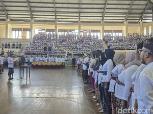 Tukang Sapu di Klungkung Semringah Seusai Dilantik Jadi PPPK Tukang Sapu di Klungkung Semringah Seusai Dilantik Jadi PPPK