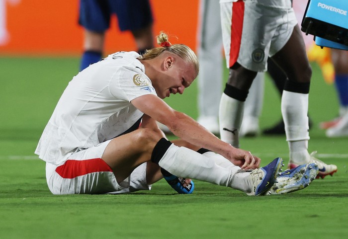 Erling Haaland Soccer Football - FIFA Club World Cup - Round of 16 - Manchester City v Al Hilal - Camping World Stadium, Orlando, Florida, U.S. - June 30, 2025 Manchester Citys Erling Haaland reacts after sustaining an injury REUTERS/Lee Smith