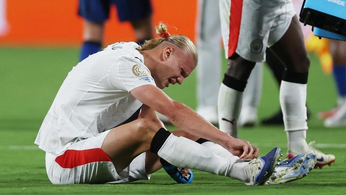 Soccer Football - FIFA Club World Cup - Round of 16 - Manchester City v Al Hilal - Camping World Stadium, Orlando, Florida, U.S. - June 30, 2025 Manchester Citys Erling Haaland reacts after sustaining an injury REUTERS/Lee Smith