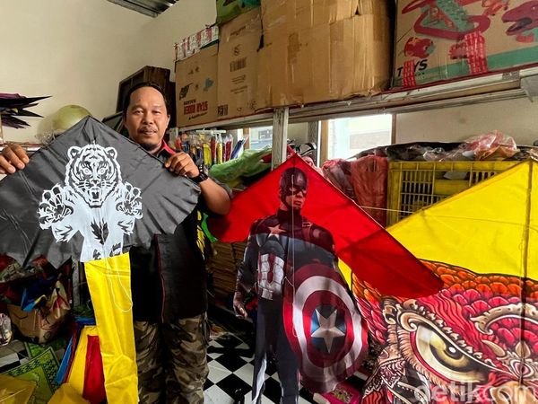 Geliat Perajin Layangan di Mojokerto