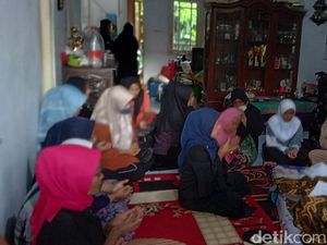 Suasana Haru Selimuti Rumah Duka Hamdan ATT Suasana Haru Selimuti Rumah Duka Hamdan ATT