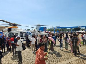 Hari Bhayangkara Ke-79 di Monas, Rantis-Helikopter Polri Jadi Rebutan Foto