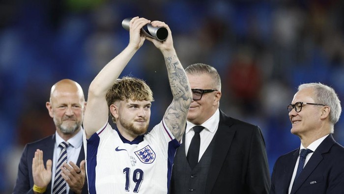 Harvey Elliott Soccer Football - UEFA Under 21 Championship - Final - England v Germany - Tehelne pole, Bratislava, Slovakia - June 28, 2025 Englands Harvey Elliott celebrates with the player of the tournament trophy after the match REUTERS/David W Cerny