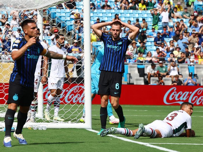Soccer Football - FIFA Club World Cup - Round of 16 - Inter Milan v Fluminense - Bank of America Stadium, Charlotte, North Carolina, U.S. - June 30, 2025  Inter Milan's Stefan de Vrij reacts after missing a chance to score REUTERS/Agustin Marcarian