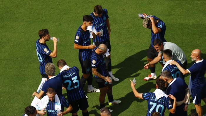 Soccer Football - FIFA Club World Cup - Round of 16 - Inter Milan v Fluminense - Bank of America Stadium, Charlotte, North Carolina, U.S. - June 30, 2025  Inter Milan coach Cristian Chivu and players during a drinks break REUTERS/Susana Vera